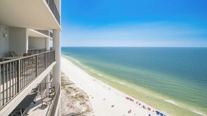 Ett hotell vid stranden med balkonger som vetter ut mot havet.