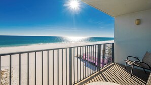 Un balcon avec vue sur la plage et l’océan.