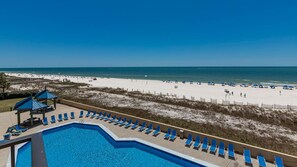 Una piscina cubierta