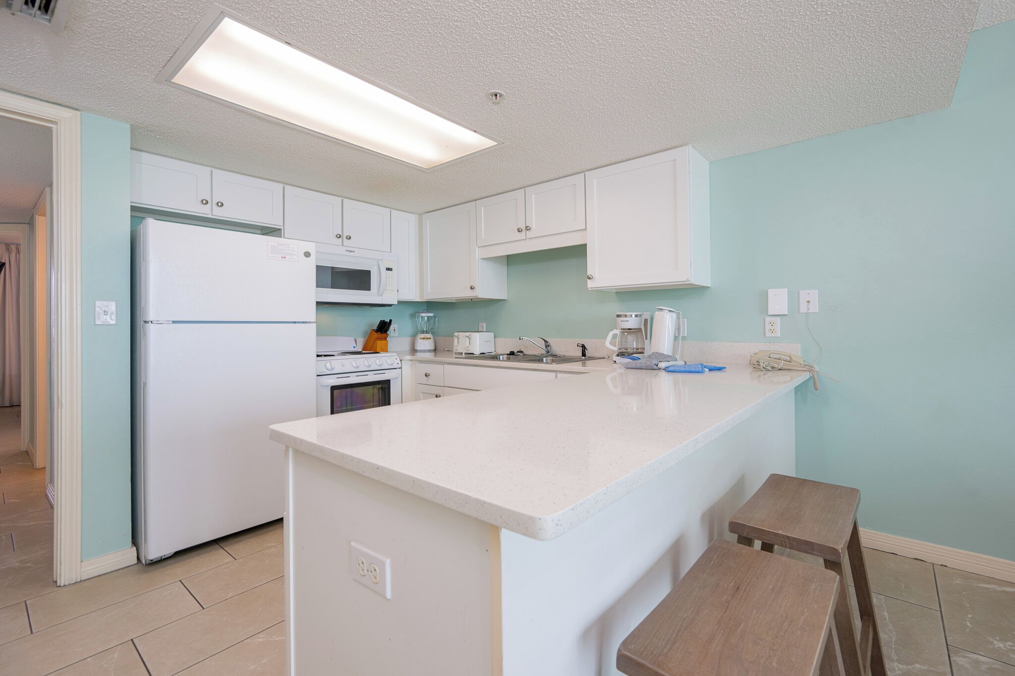 Coffee/tea maker, fridge, microwave, oven