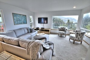 テレビ、暖炉、DVD プレーヤー、テーブルサッカー台