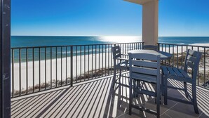 Een balkon met uitzicht op het strand en de oceaan.