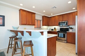 Kylskåp, mikrovågsugn, ugn och spishäll