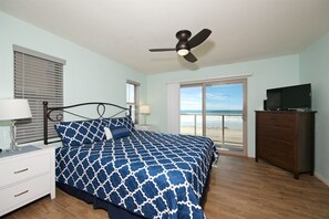 3 bedrooms, iron/ironing board, free WiFi - Sleep 7 on the ocean front! (San Diego)