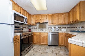 Kjøleskap, mikrobølgeovn, ovn og oppvaskmaskin