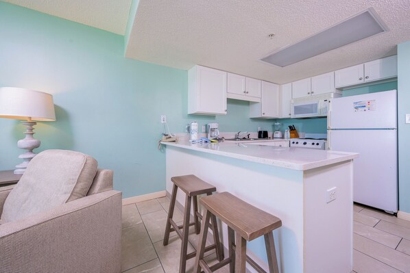 Kjøleskap, mikrobølgeovn, ovn og oppvaskmaskin