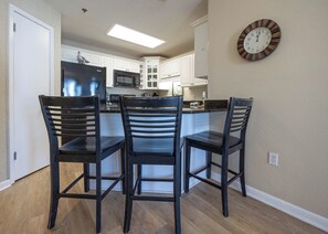 Kjøleskap, mikrobølgeovn, ovn og oppvaskmaskin