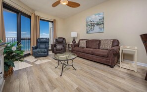 Una televisión, un reproductor estéreo