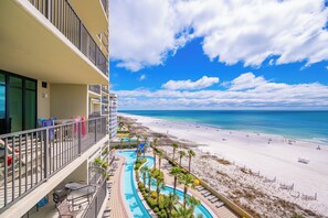 Un hôtel doté d’une piscine, offrant une vue sur la plage et disposant de balcons.