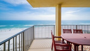 Un balcon avec vue sur la plage et l’océan.