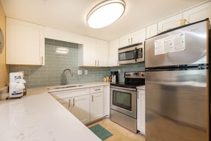 Refrigerador, microondas, horno, lavavajillas