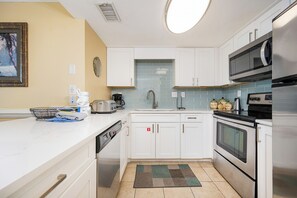 Refrigerador, microondas, horno y lavavajillas 