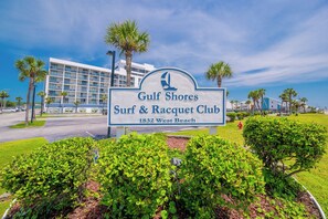 Schild für den Gulf Shores Surf & Racquet Club, West Beach 1832.