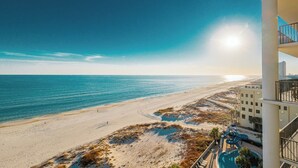 Un hôtel situé en bord de mer, doté d’une piscine et offrant une vue sur la plage et l’océan.