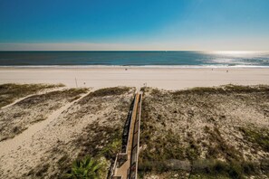 On the beach - Premium!! XTRA BATH! 3 BR 3 BA! Island Tower *BEACH FRONT!* (Gulf Shores)