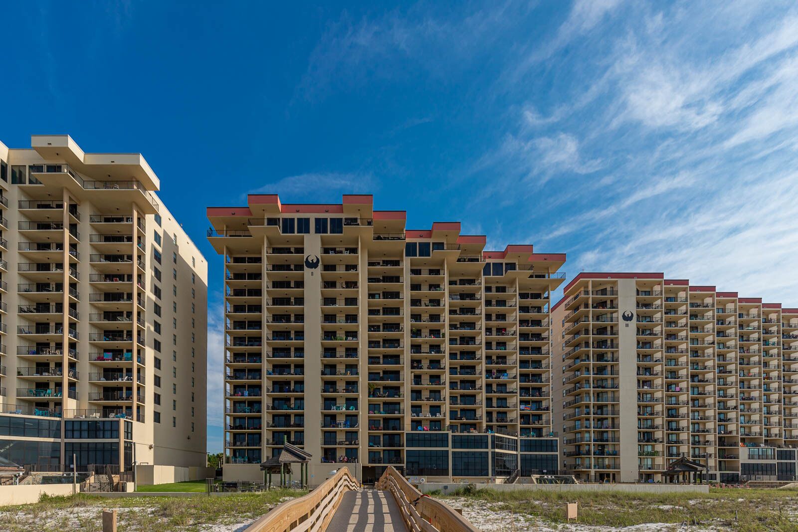 Un hôtel de grande hauteur doté de nombreux balcons et d’un atrium central.