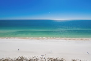 På stranden