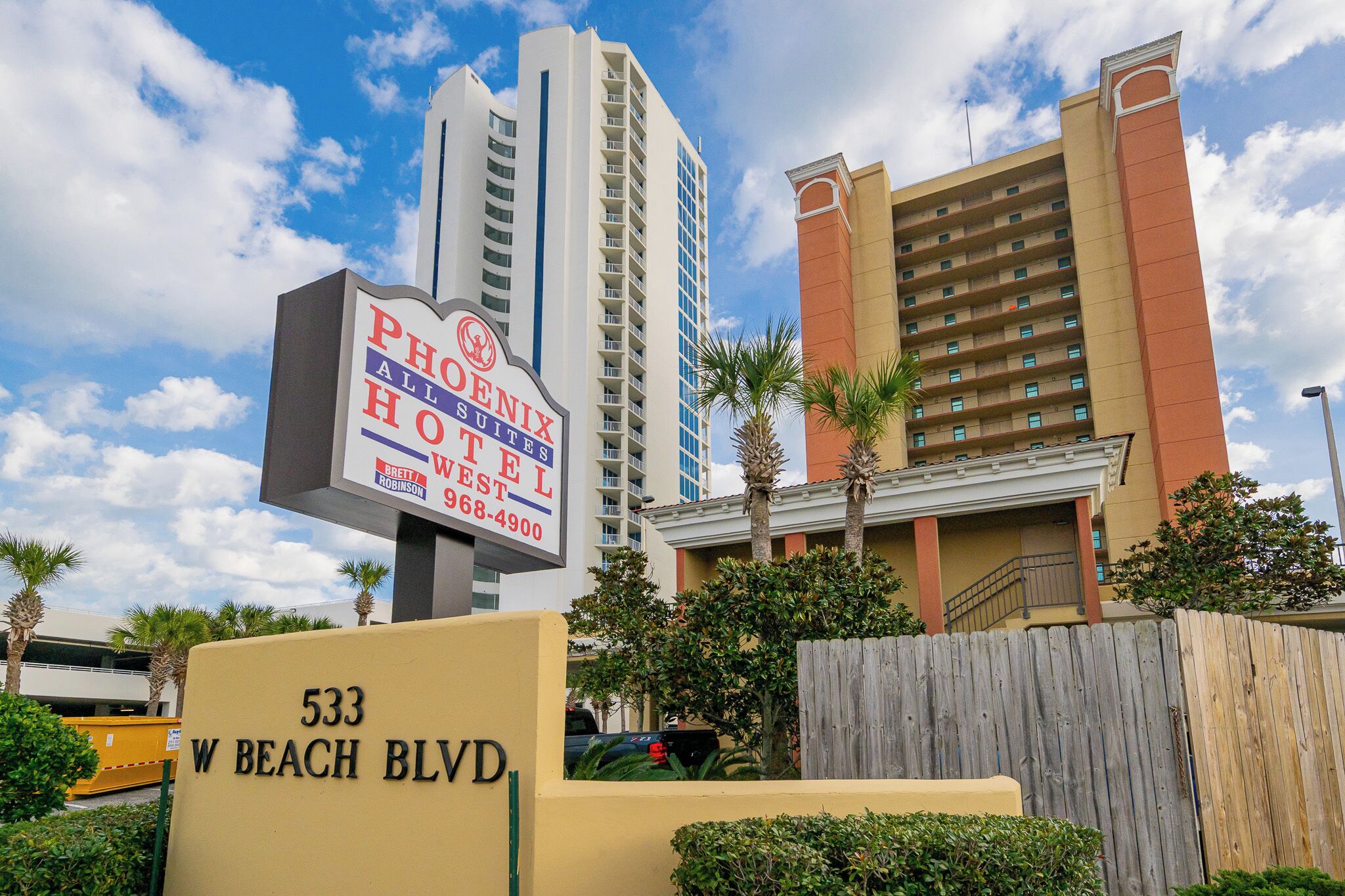 Une enseigne d’hôtel portant le nom « Phoenix Hotel » et un numéro de téléphone.