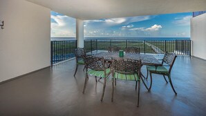 Uma área de refeições coberta ao ar livre com vista para o oceano.