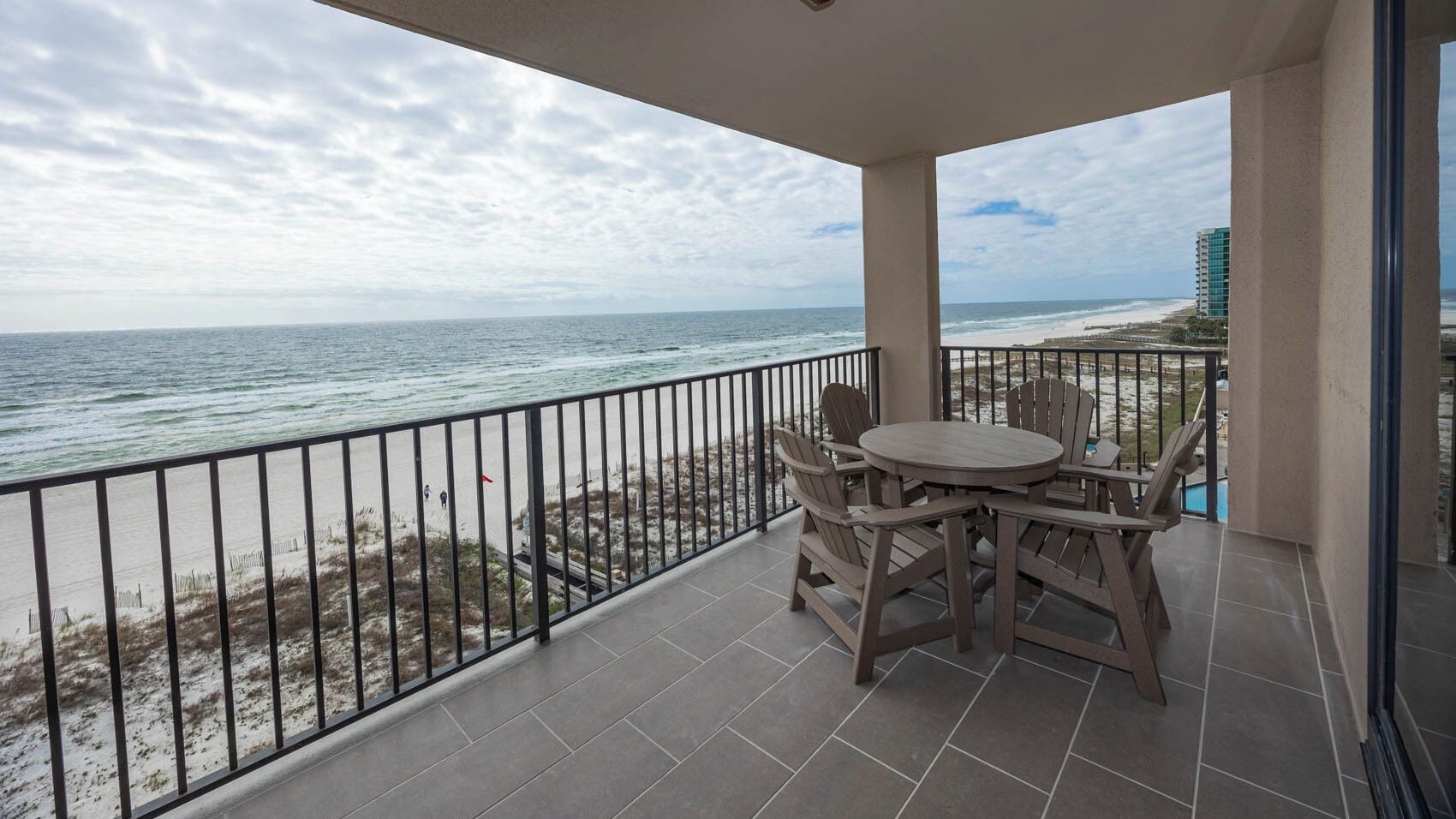 Un balcone con vista sulla spiaggia e sull'oceano.