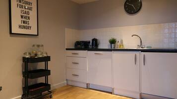 City Penthouse, 3 Bedrooms | Private kitchenette | Fridge, microwave, oven, stovetop