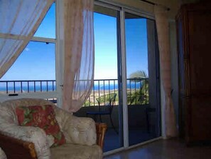 Télévision, lecteur de DVD, baby-foot, table de tennis de table