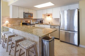 Kjøleskap, mikrobølgeovn, ovn og oppvaskmaskin