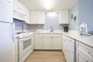 Refrigerador, microondas, horno, lavavajillas