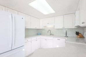 Kjøleskap, mikrobølgeovn, ovn og oppvaskmaskin