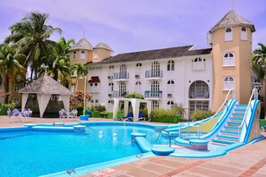 Outdoor pool - Tidal Waves at Sandcastles (Ocho Rios)