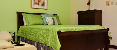 Comfort Studio, 1 Queen Bed, Non Smoking | Premium bedding, in-room safe, desk, iron/ironing board