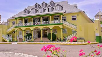 Vista frontal de la propiedad