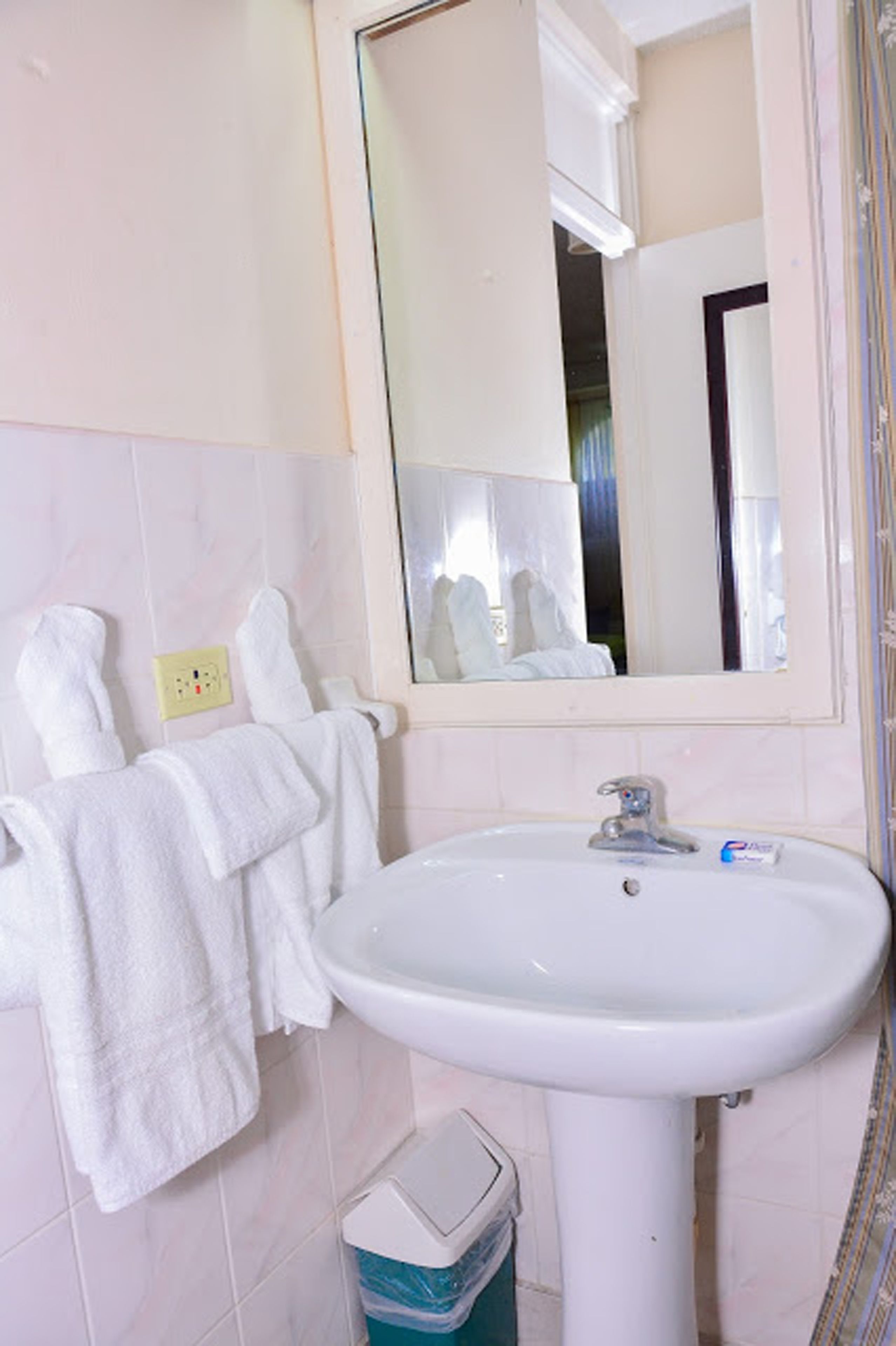 comfort studio, 1 queen bed, non smoking | bathroom | combined shower/bathtub, free toiletries