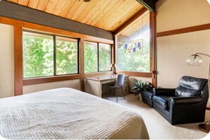 5 bedrooms, desk, iron/ironing board, free WiFi