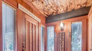 A wooden interior with a sign reading "Good food - Good trees - Good life." - The Tulip Tree Bay Lodge (Sparta)