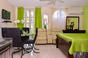 Comfort studio suite, meerdere bedden | Woonruimte | Een flatscreentelevisie