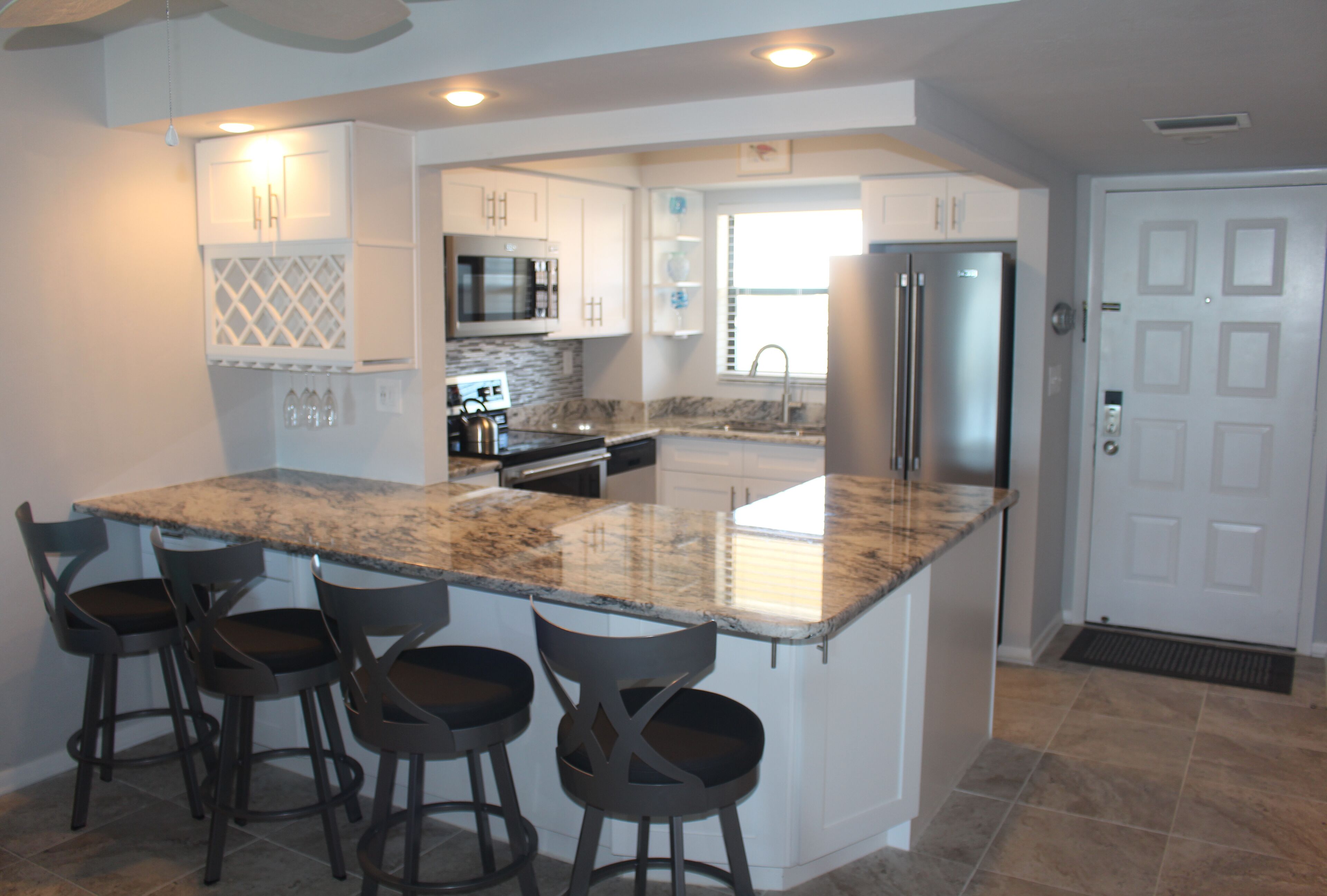 Jääkaappi, mikroaaltouuni, uuni, liesi