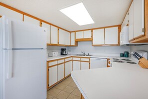 Kjøleskap, mikrobølgeovn, ovn og oppvaskmaskin