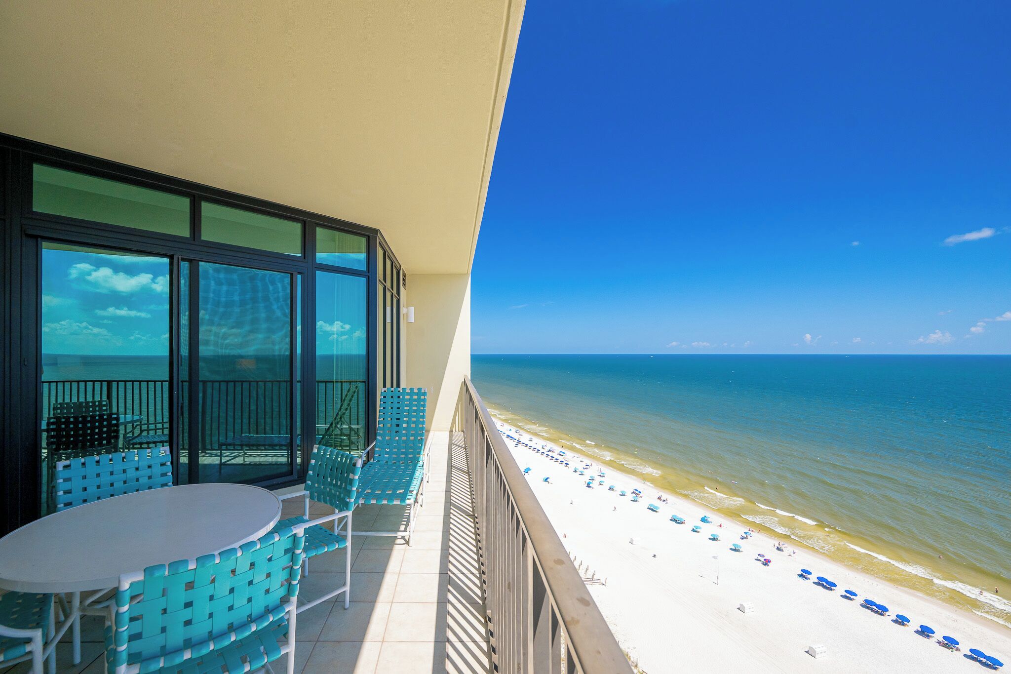 Ein Balkon mit Blick auf Strand und Meer.