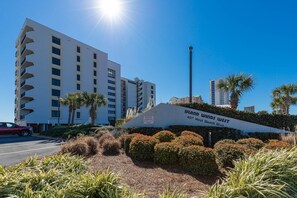 Ein Gebäude mit einem Schild, auf dem "Island Winds West 407 West Beach Blvd." steht.