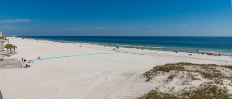 På stranden