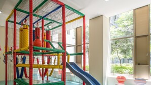 Zona de juegos infantil cubierta