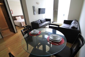 Departamento Confort, vista al jardín | Servicio a la habitación