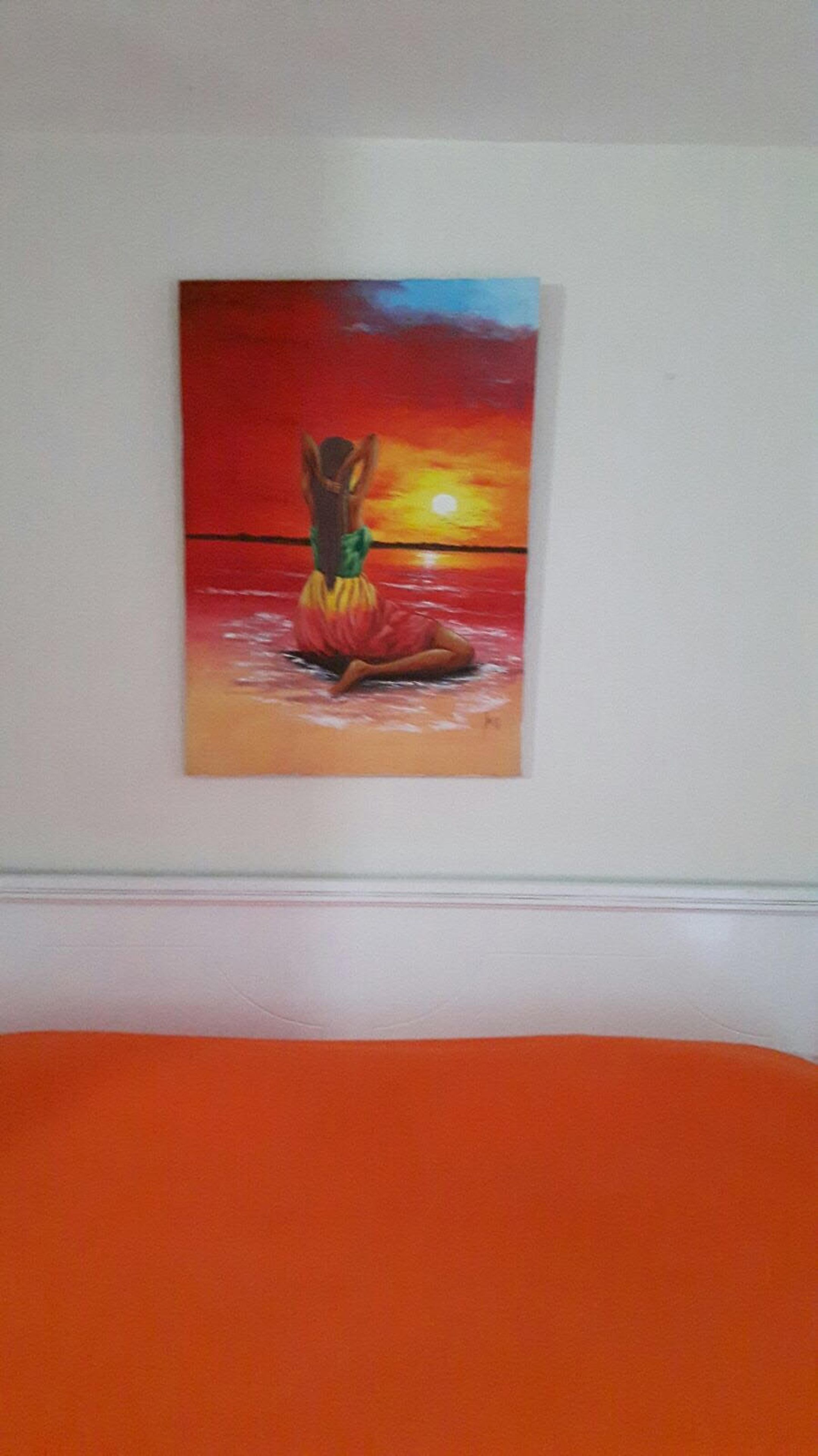 Maalaus, jossa henkilö istuu meren rannalla auringonlaskun aikaan.