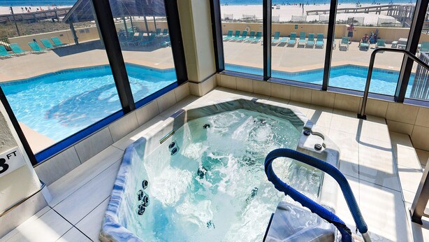 Un bain à remous avec vue sur la plage et la piscine.