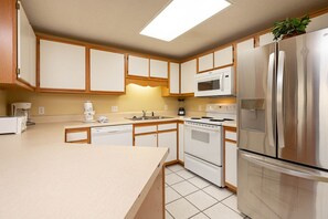Refrigerador, microondas, horno, lavavajillas