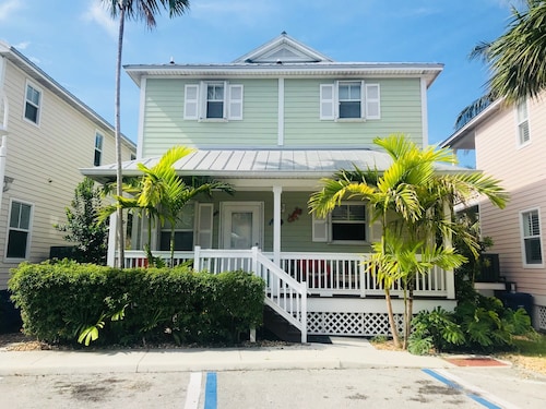 Casa Capri Beautiful Tropical with 3 King Suites – 2 miles to beach
