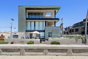 Exterior - Indoor/Outdoor living on the ocean front. (San Diego)