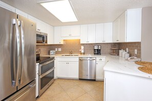 Een koelkast, een microgolfoven, een oven, een vaatwasser