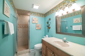 Bañera con ducha, toallas